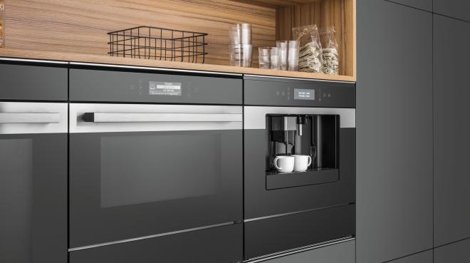 Preisgekrönt ist hier nicht nur das Design des Kaffeevollautomaten, son-dern auch das der anderen Einbaugeräte aus derselben Serie. In den her-ausnehmbaren Wasserbehälter gehen bis zu zwei Liter. Das Ein- und Aus-schalten des Gerätes ist programmierbar. Foto: AMK