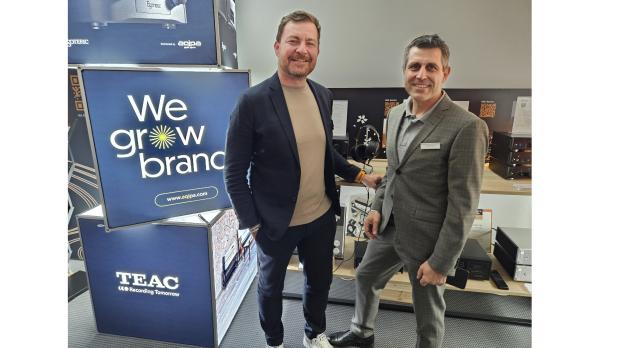 Lifestyle-Distributor Aqipa zeigt auf der High End die Audio-Marken Teac, We Are Rewind und Esoteric. Im Bild Thomas Stauber (links), Country Manager Deutschland, mit Marketingleiter Hubert Eiter