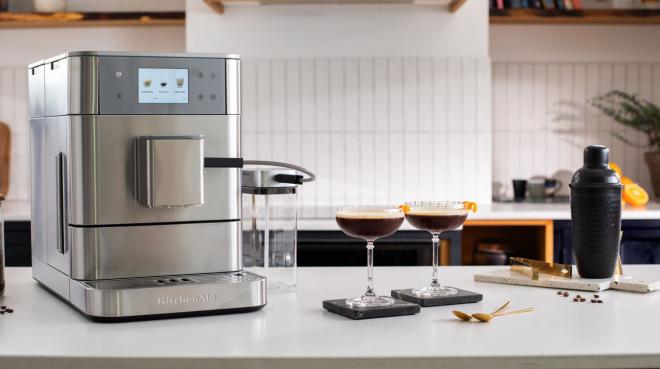 Kaffeevollautomat und zwei Gläser Kaffeecocktail