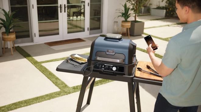 Die App bietet den Nutzern ein smartphonefähiges (WiFi/Bluetooth) Grillerlebnis. Sie kann den BBQ-Grill bequem aus der Ferne programmieren und bietet Echtzeit-benachrichtigungen über den Garstatus. Außerdem bietet sie Zugang zu einer ganzen Reihe von In-App-Grillanleitungen und Videos.