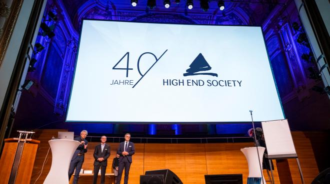 Der Vorstand auf der Bühne: Jürgen Timm, Dieter Amann, Mansour Mamaghani (v.l.n.r.), Foto: High End Society