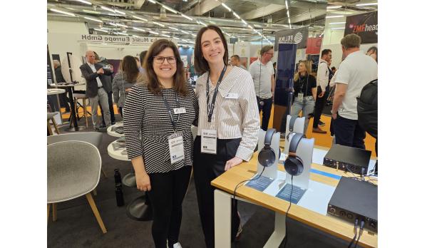 Vor der Spiegelwand am Sennheiser-Stand: Marketingleiterin Kristin Lücke (links) mit Kate Smart, PR Managerin EMEA
