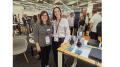 Vor der Spiegelwand am Sennheiser-Stand: Marketingleiterin Kristin Lücke (links) mit Kate Smart, PR Managerin EMEA