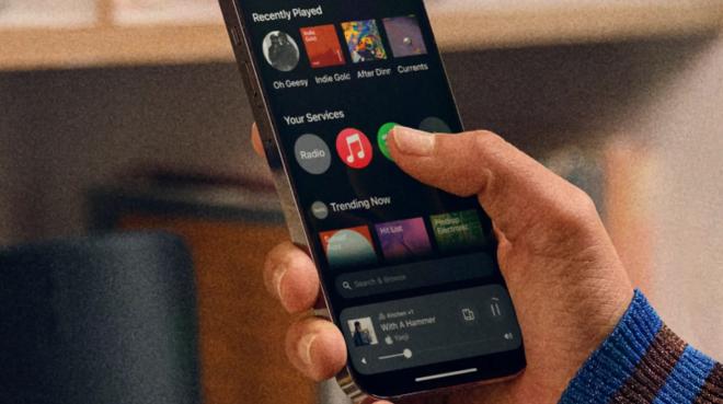 Hand hält Handy und wischt durch die Sonos App