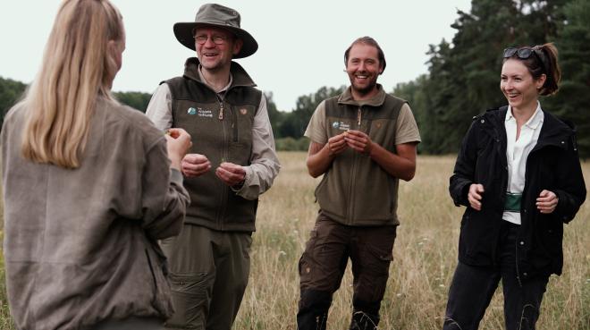 Christina Schmidt, die Umwelt- und Nachhaltigkeitsbeauftragte von ElectronicPartner, besucht das Moorgelände bei Jüterbog – in Begleitung von Dr. Andreas Meißner, Leiter Stiftung Naturlandschaften Brandenburg – Die Wildnisstiftung, und dem Ranger Vincent Viereck