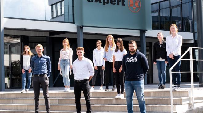 Die neuen Auszubildenden und Dual-Studierenden bei expert (v.l.n.r): Valeria Stroh, Jan Erik Reese, Melanie Reil, Jan Heinrich, Eileen Brockmann, Carolin Remmers, Julie Euhus, Romeo Sargic, Diana Fietz, Josefin Gawalek, Foto: expert