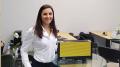Viktoria Keller vom Ritterwerk mit einer limitierten Toaster-Edition in goldener Farbe
