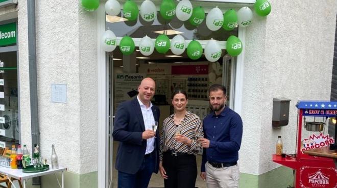Neueröffnung von EP:Paganin in Salzhammendorf: ElectronicPartner-Regionalleiter Jan Bode (links), Inhaberin Marie-Lena Paganin und Zuher Mourad, verantwortlich für Einkauf und Vertrieb, Foto: ElectronicPartner