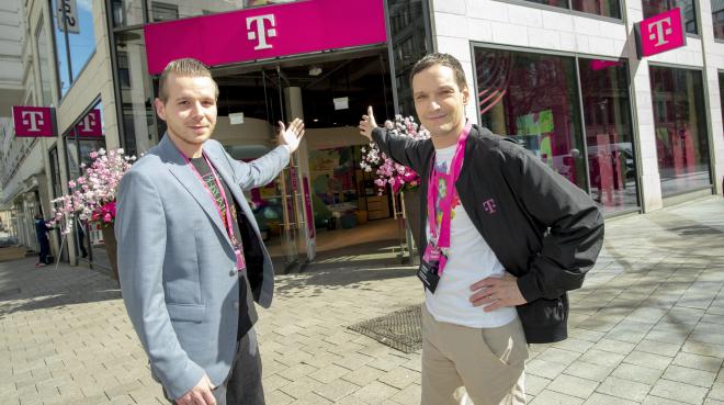 Shopleiter Dennis Teßmann (l.) und Verkaufsleiter Tobias Fabian (r.) vor dem neu eröffneten Telekom Flagship Store an der Spitaler Straße in Hamburg, Foto: Telekom