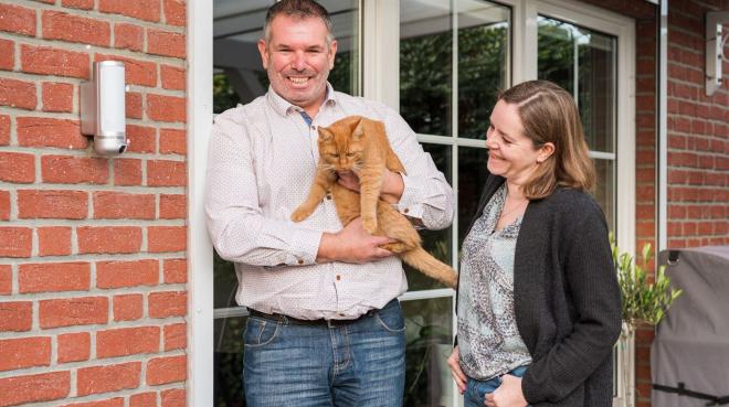 Marcus und Kirsten Krüger aus Ellerhoop mit Katze Chili - Bild: Bosch Smart Home