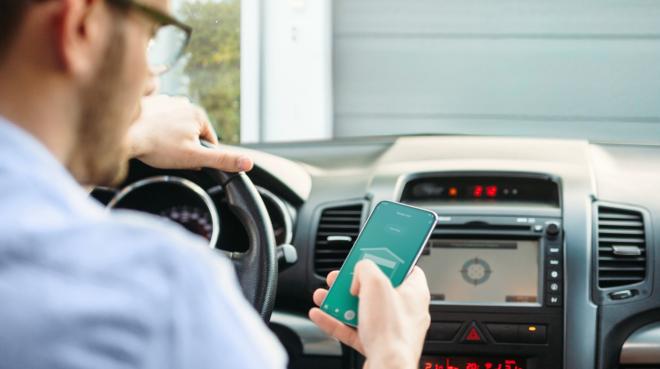 Garagentor per App aus dem Auto heraus öffnen