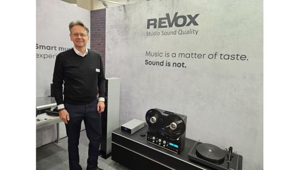 Jürgen Imandt, Head of Marketing Revox Group, vor der ikonischen Retro-Bandmaschine B77 MK III