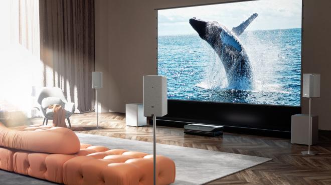 Ultra-Kurzdistanz-Laser-TV LTV-3500 Pro von AWOL Vision mit Heimkino-Soundsystem ThunderBeat