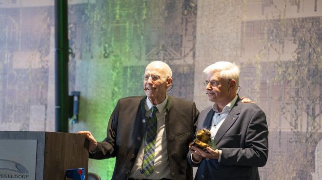 Hartmut Haubrich (links) hielt die Laudatio zur Verabschiedung von Karl Trautmann