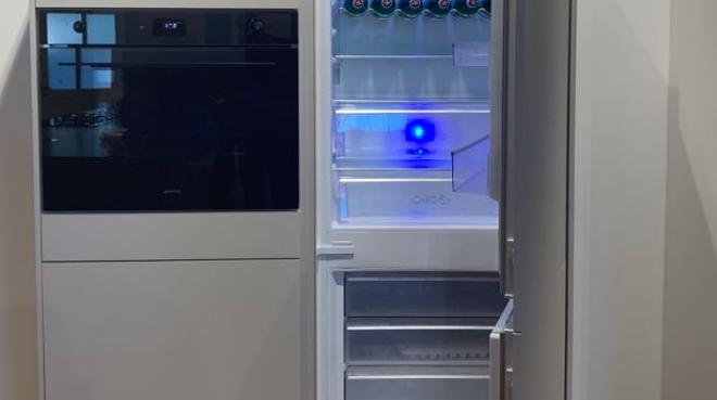 75 Zentimeter breite Kühl-Gefrierkombination (C475VE) und 75 Zentimeter breiter Multifunktions-Backofen (SO5100TB3) mit einer Front aus Deep-Black-Glas - Bild: Smeg