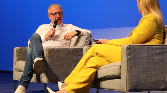 Jochen Mauch, zukünftiger Vorstand Marketing, Vertrieb und Digitalisierung im Gespräch mit Judith Rakers - Bild: Euronics Deutschland eG