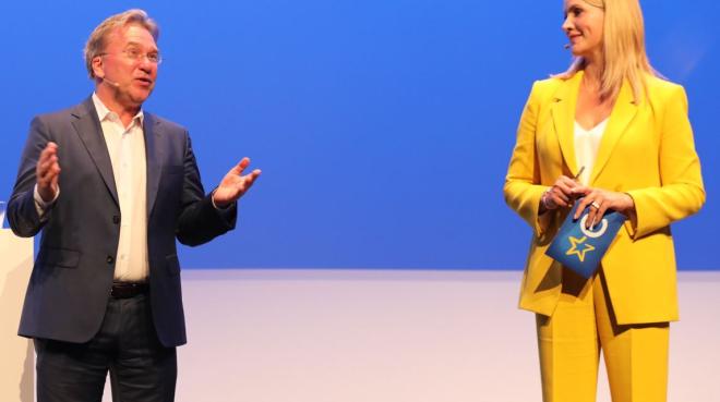 vorstandssprecher Benedict Kober mit Moderatorin Judith Rakers - Bild: Euronics Deutschland eG