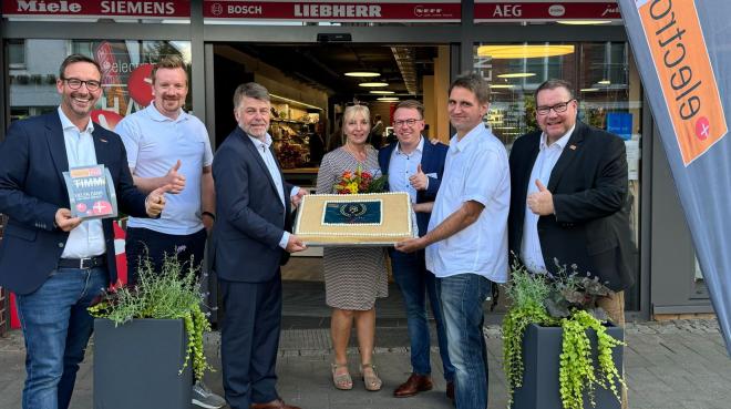 Martin Wolf (Leitung Vertrieb & Marketing Elektro, Küche, Licht bei EK Retail), Christian Uredat (Store Designer Electroplus bei EK Retail), Kay Timm (Inhaber von Elektro Timm), Britta Timm (Assistenz der Geschäftsführung bei Elektro Timm), Marvin Timm (Teamleiter bei Elektro Timm), Malte Pohlmann (Geschäftsführer von Elektro Timm) und Rainer Herold (Regional Sales Manager von EK Retail) - Bild v.l.n.r.