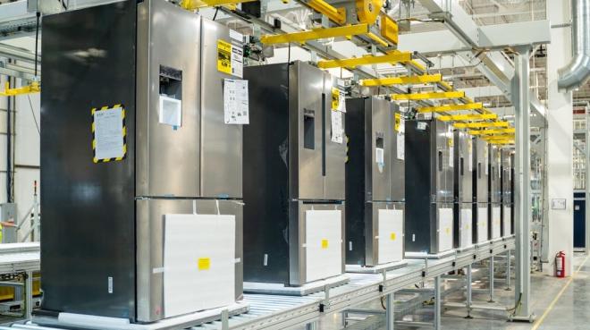 Produktion von doppeltürigen Kühlschränken im neuen Werk in Monterrey