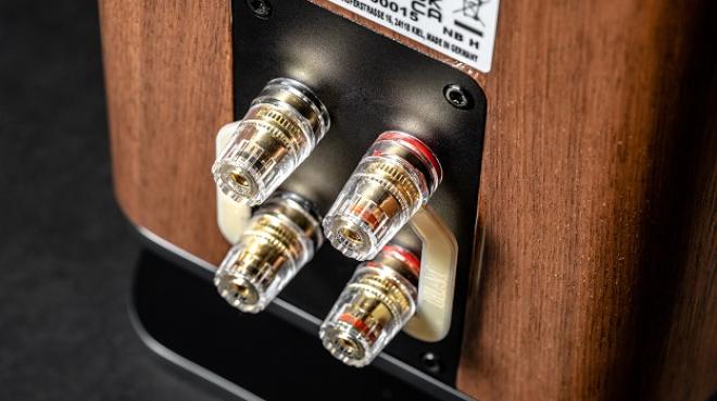 Detail des Vela BS 404 in Nussbaum-Optik, Foto: Elac