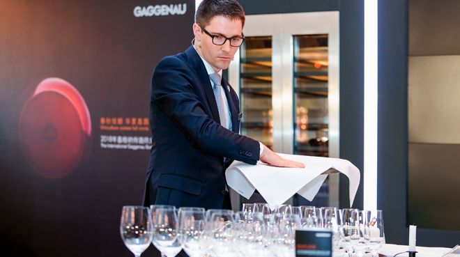 Gaggenau Sommelier Awards 2018. Im Finale traten die Sommeliers gegeneinander an, um ihr fachliches Know-how, ihr Einfühlungsvermögen und ihre Brillanz unter Beweis zu stellen. Hier: Mikaël Grou aus Frankreich - Foto: Gaggenau