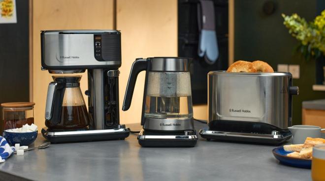Moderne Frühstücksset in der Küche: Kaffeemaschine, Wasserkocher, Toaster