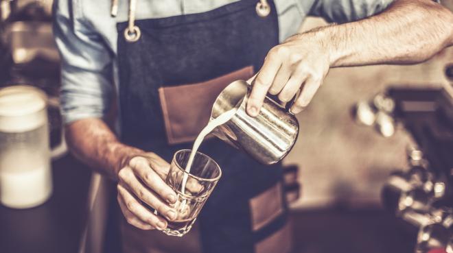 Young barista is making a coffee. Foto: Gastroback