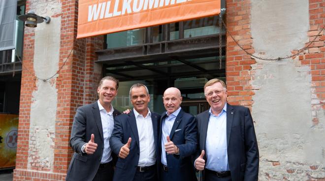 expert-Vorstand auf der Haupt-
versammlung 2022 (v.l.n.r.) Michael Grandin, Dr. Stefan Müller, Frank Harder sowie Gerd-
Christian Hesse vor der Lokhalle in Göttingen, Foto: expert