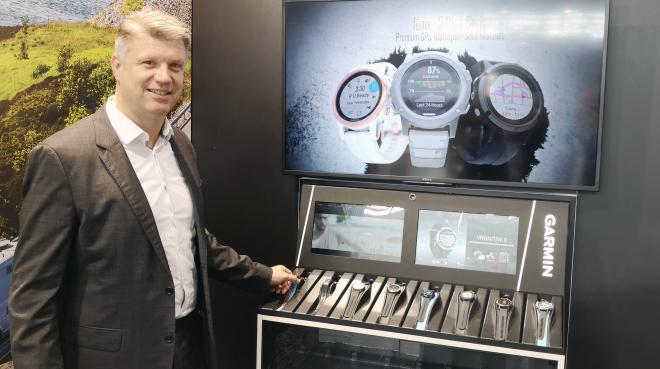Manager Sales Mathias Paul zeigt das Garmin-Verkaufsdisplay mit Lift-and-Learn-Funktion