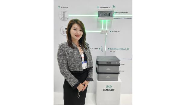 Jolene Shang, Chief Marketing Officer bei Zendure, vor dem Heim-Energiespeichersystem SolarFlow 2400 AC
