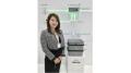 Jolene Shang, Chief Marketing Officer bei Zendure, vor dem Heim-Energiespeichersystem SolarFlow 2400 AC