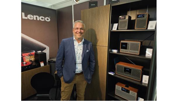 Commaxx ist mit den Marken Lenco, Revo, Ikarao und Profigold auf der High-End-Messe. Im Bild Benjamin Frank, Key Account Manager Region Süd