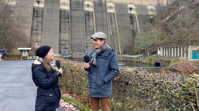 Moderatorin Julia Meyer im Gespräch mit dem Künstler Klaus Dauven vor der Oleftalsperre - Bild: Kärcher