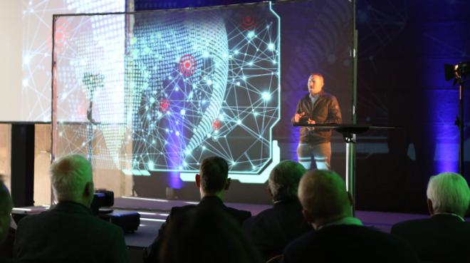 Keynote-Speaker Leo Martin greift in seinem interaktiven Hologramm-Vortrag das Thema Vertrauen auf, Foto: ElectronicPartner