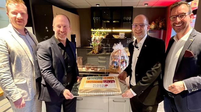 Das EK-Team überreichte Mario Ruder die obligatorische Electroplus Küchenplus-Torte
