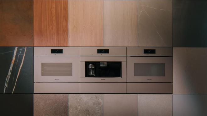 Die Designlinie ArtLine in der neuen, warmen Farbnuance Pearlbeige kann für einen markanten, aber dennoch warmen Look mit dunklen Hölzern kombiniert werden. Zusammen mit Weiß- oder Pastelltönen schafft Pearlbeige eine zarte und luftige Wohnatmosphäre.