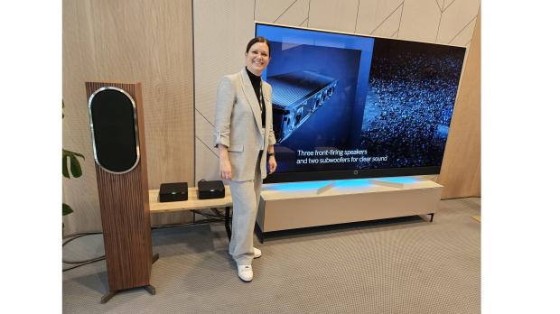 Loewe Marketing Managerin Madeleine Mahr vor dem limitierten Lautsprecher grand inicio und dem demnächst erhältlichen Loewe stellar TV in 97 Zoll
