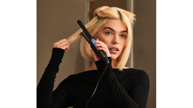 Frau, Blond, Haarglätter