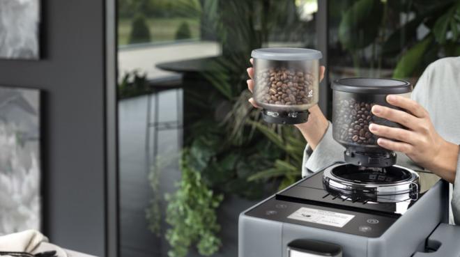 Im Aktionszeitraum vom 14. März bis zum 16. Juni 2024 erhalten Kaufinteressierte im Starter-Kit einen dritten Bohnenbehälter gratis dazu, zusammen mit Gläsern und Kaffeebohnen von Lavazza.