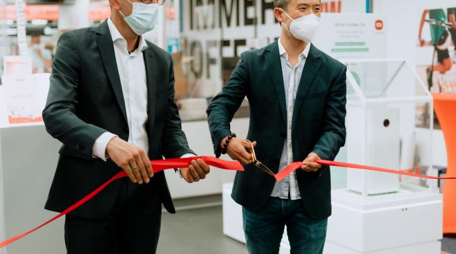 Xiaomi Country Manager Alan Chen Li (rechts) und Miroslav Cizej, Geschäftsführer Saturn Düsseldorf-Königsallee, eröffnen die
neue Xiaomi Shop-in-Shop-Fläche, Foto: Xiaomi
