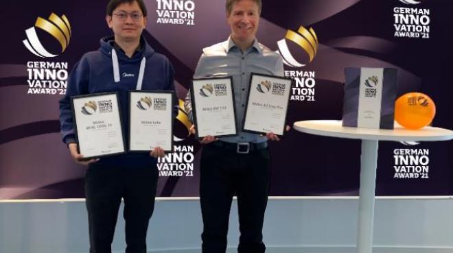 Mick Ma und Mark Seng freuen sich über die German Innovation Awards - Bild: MIdea