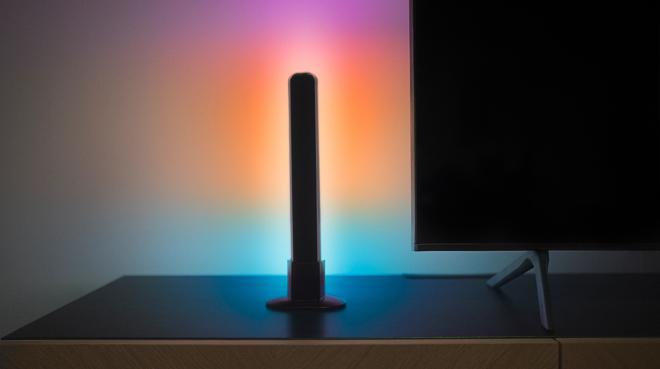 Gradient Light Bar neben einem Fernseher