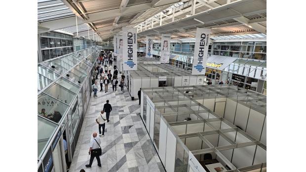 Das lichtdurchflutete Atrium im ersten Stock des Münchner MOC mit Hörkabinen der ausstellenden Audio-Anbieter
