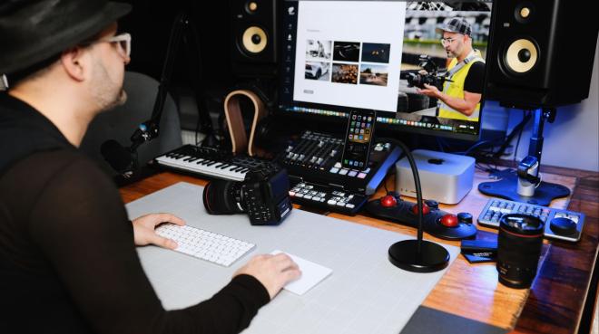 Mustafa Morad am Schreibtisch mit Vacuum flex desk
