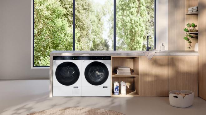 Miele präsentiert auf der IFA die neue Nova Edition, bestehend aus den Spitzenmodellen einer komplett neu konzipierten Generation Waschmaschinen W2 und Trocknern T2. Herzstück der Waschmaschine ist die weltweit erste Trommel ohne die sogenannten Mitnehmerrippen, die für noch mehr Schonung und längere Lebensdauer empfindlicher Textilien stehen.