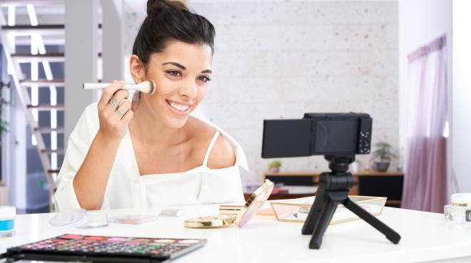 Vlogging-Kamera ZV-1 mit Stativ, Foto: Sony