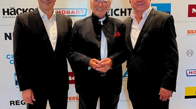 Ernst-Martin Schaible gratuliert Thomas Leutheuser (l.) und Helmut Heiser (r.) zum 25-jährigen Jubiläum
