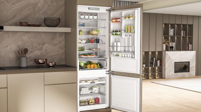 Effizient kühlen und gefrieren – die Total No Frost Einbau-Kühl-/Gefrierkombination Space 400 von Bauknecht mit 70 cm Breite bietet 50 Prozent mehr Stauraum für Lebensmittel. Die exklusive Dynamic Intelligence-Technologie und das Metal Multi Flow-System sorgen für konsistente Temperaturen auf jeder Ebene des Kühlschranks, wodurch Lebensmittel länger frisch bleiben.
