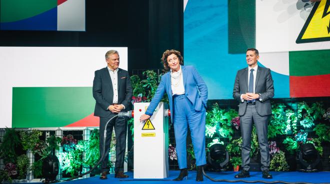 (v.l.n.r.) Dr. Stefan Stegemann (Vorsitzender der Geschäftsführung von Sonepar in Deutschland und President Nordic und Central), Marie-Christine Coisne-Roquette (Sonepar Board Chairman) und Jérôme Malassigne (President Sonepar Western Europe) bei der Eröffnung des neuen Logistikzentrums